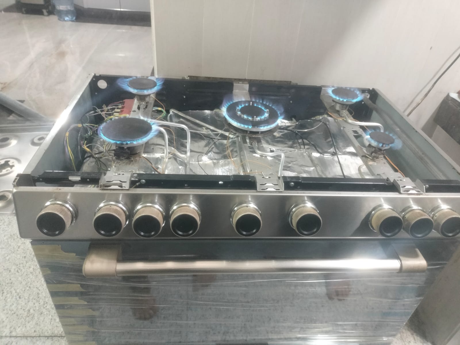 Servis pemanas air MODENA oleh teknisi profesional